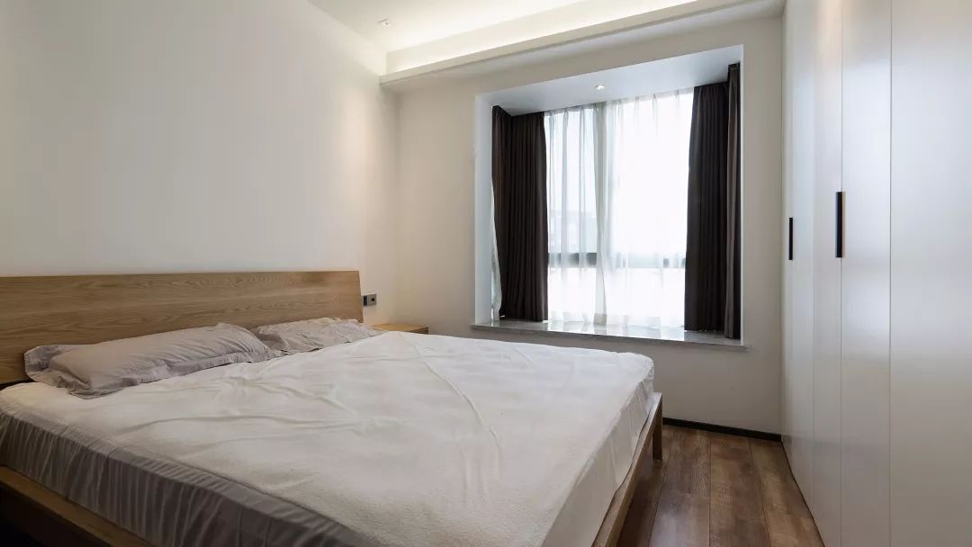 120㎡現(xiàn)代簡約，電視墻裝成收納柜，簡潔又大方！