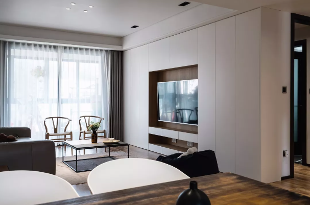 120㎡現(xiàn)代簡(jiǎn)約，電視墻裝成收納，美觀簡(jiǎn)潔而大方